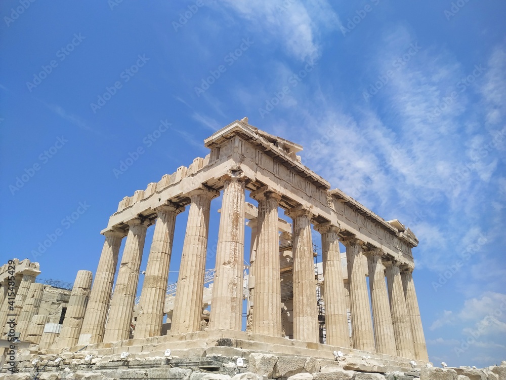 La Acrópolis de Atenas, en Grecia. Recorrido arquitectónico. Figuras humanas.
