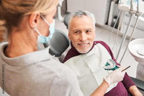 Bild auf Leinwand Doctor presenting dental impression for dentures