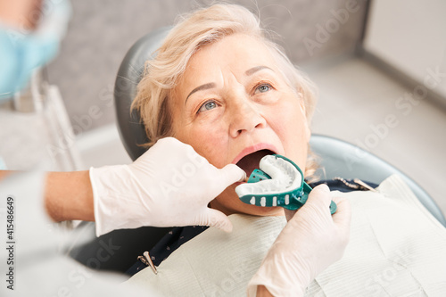 Fotografía Dentist putting at mouth of patient dental impression