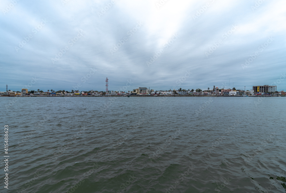 Río y puerto de Tuxpan, ubicado en el estado de Veracruz, México
