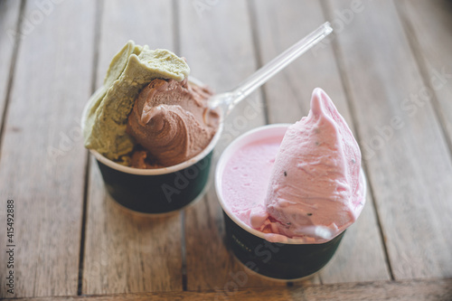 カフェの屋外のイートイン、テーブルに乗ったピスタチオ・チョコレート・ドラゴンフルーツのジェラート