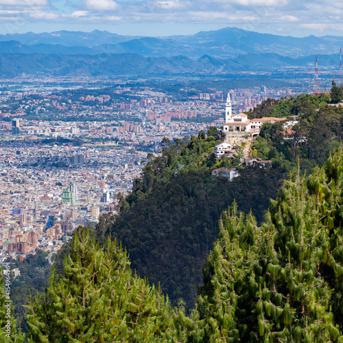 très belle vue sur le Cerro de Monserrate depuis le Cerro de Guadalupe, Bogota, Colombie photo