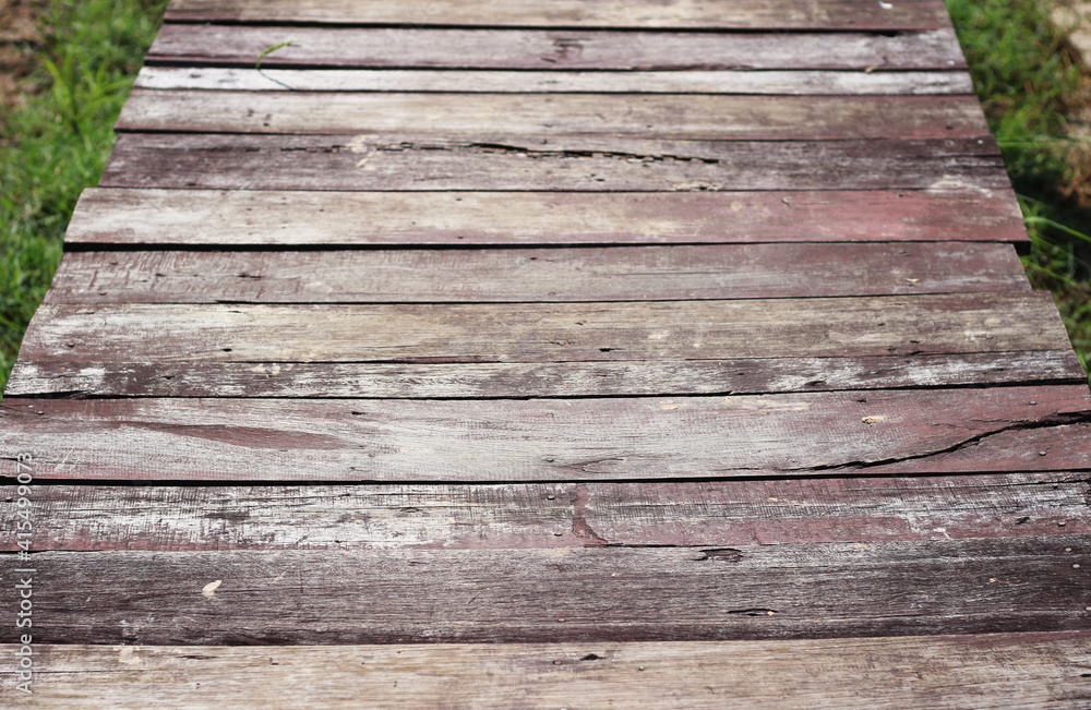 Obraz premium wooden walkway in the natural grass