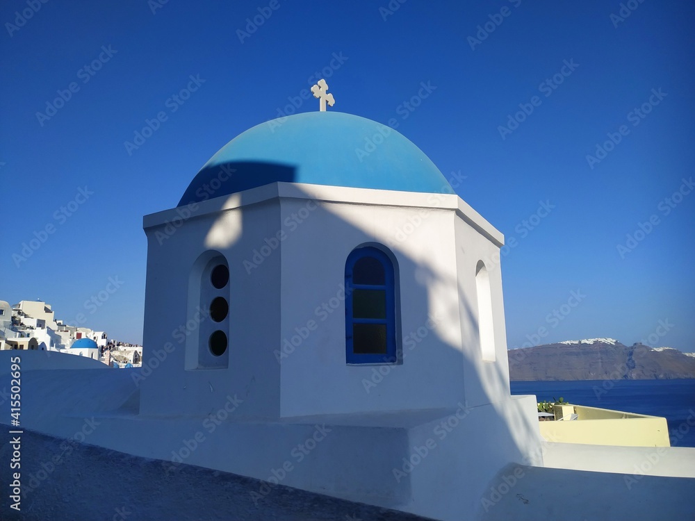 Cúpula y domos en calles de Santorini, Grecia. Cielo azul
