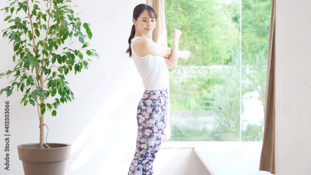 ストレッチする女性 ストレッチする女性