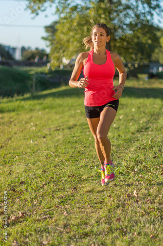 Mujer haciendo actividad fisica running