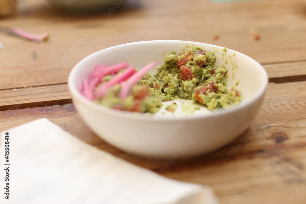 Guacamole con cebolla, Bowl of guacamole with fresh ingredients Guacamole con cebolla, Bowl of guacamole with fresh ingredients