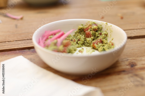 Guacamole con cebolla, Bowl of guacamole with fresh ingredients