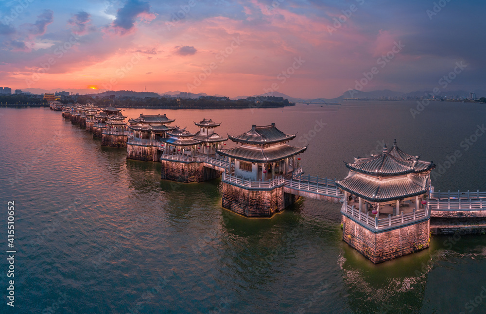 Obraz premium Night view of Guangji Bridge, Chaozhou City, Guangdong Province, China
