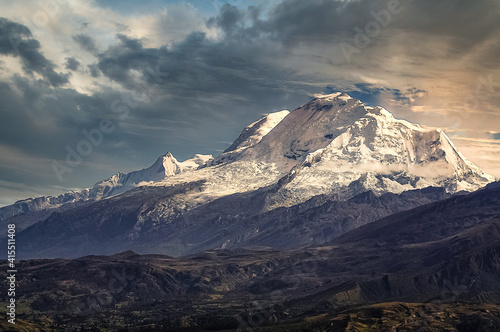 Montaña el Huascarán en la Hora dorada