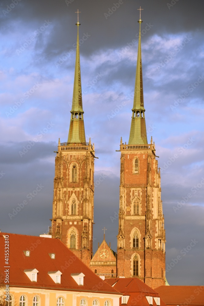 Obraz premium Wroclaw, zabytkowa dzielnica Ostrow Tumski, koscioly