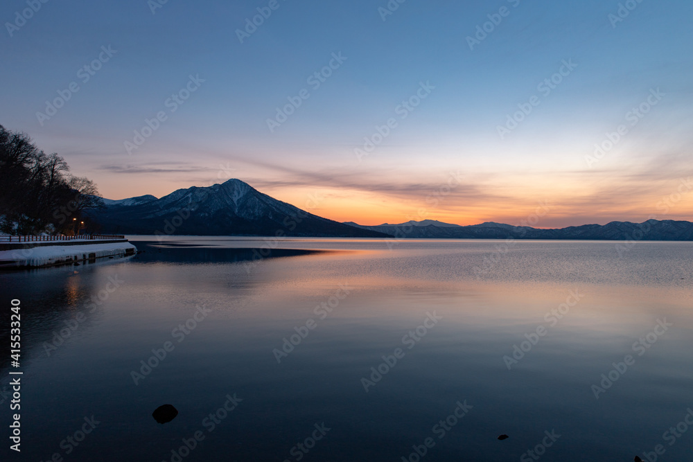北海道　冬の支笏湖の夕景