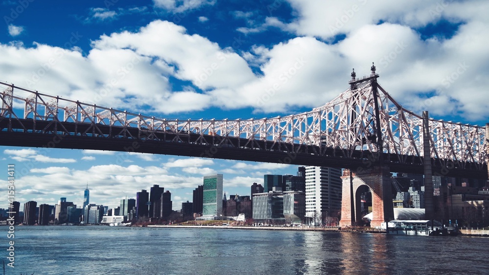 Fototapeta premium Queensboro Bridge connecting Roosevelt Island with Manhattan; slow motion; New York City
