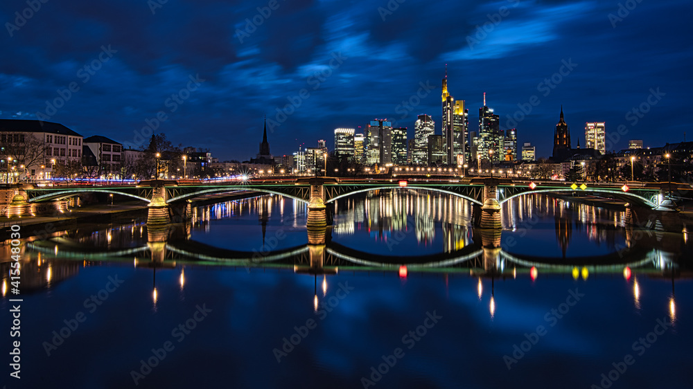 Blaue Stunde über Frankfurt City im Weitwinkel