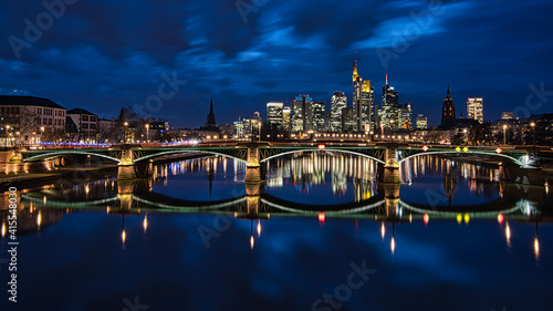 Obraz na płótnie Blaue Stunde über Frankfurt City im Weitwinkel w salonie