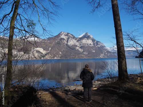 femme au bord d'un lac alpin