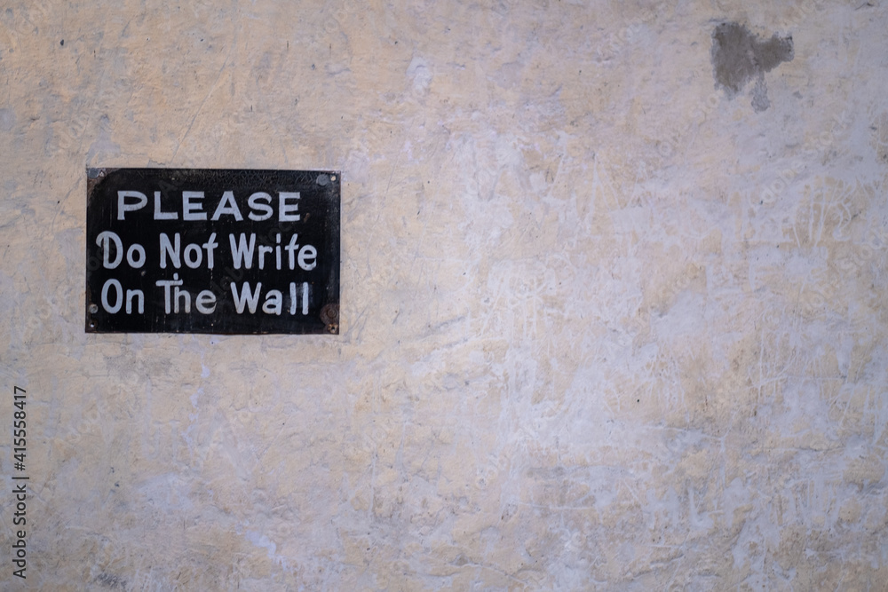 Fotka „Black warning signboard saying please do not write on the wall