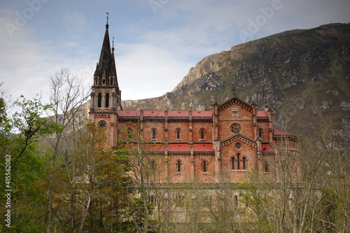 Bas  lica de Santa Mar  a la Real  en Covadonga  Asturias   en el Parque Nacional Picos de Europa.