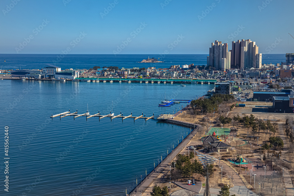잔잔한 호수와 바다가 함께 보이는 도시 풍경