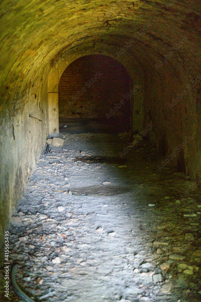 Clementary corridor old unmaintained.