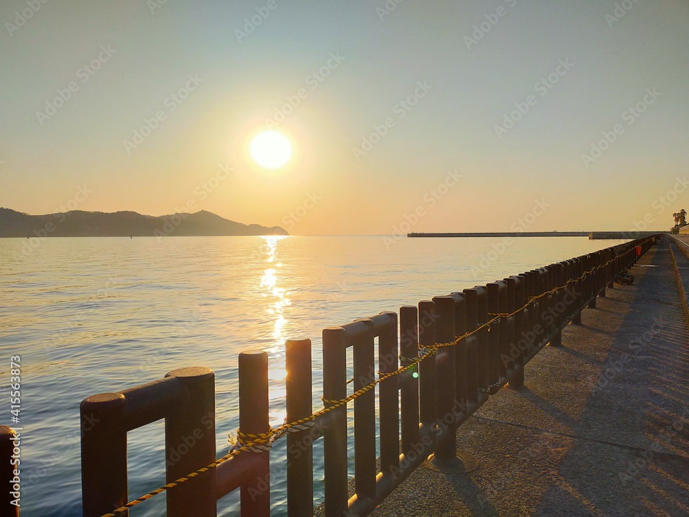 Obraz premium 夕焼けの空と夏の海と水平線の風景