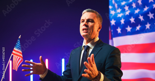 Papier peint Confident American politician speaking from podium