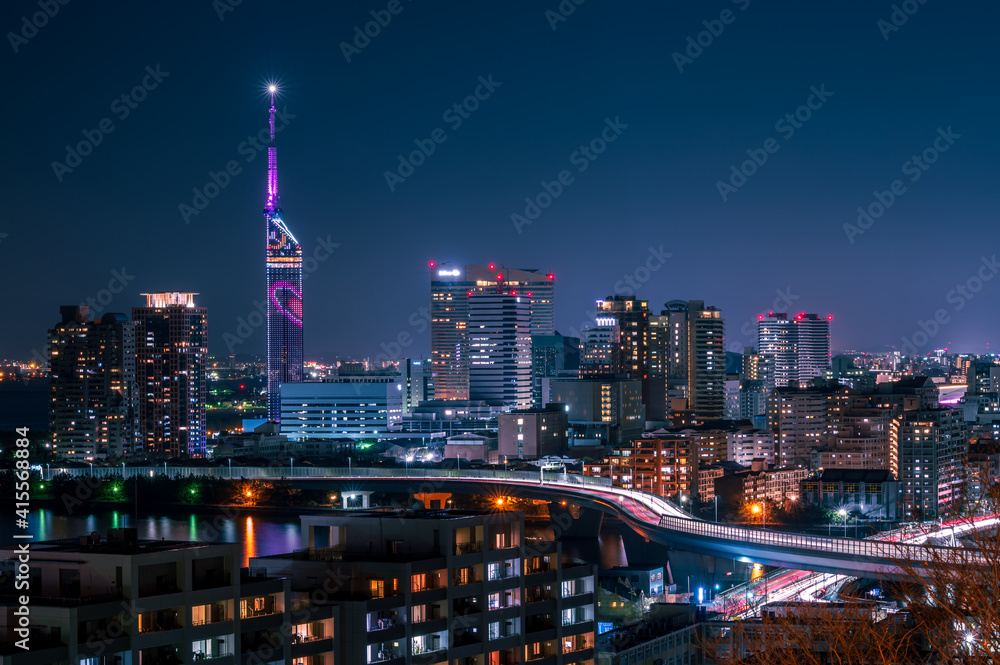 Naklejka premium 日本の地方都市、福岡市愛宕神社から望む夜景の美しいビル街の灯りと街並み