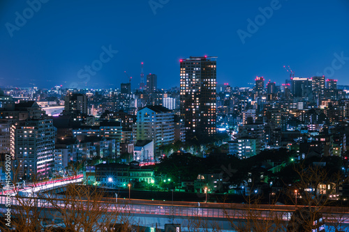 日本の地方都市、福岡市愛宕神社から望む夜景の美しいビル街の灯りと街並み © doraneko777