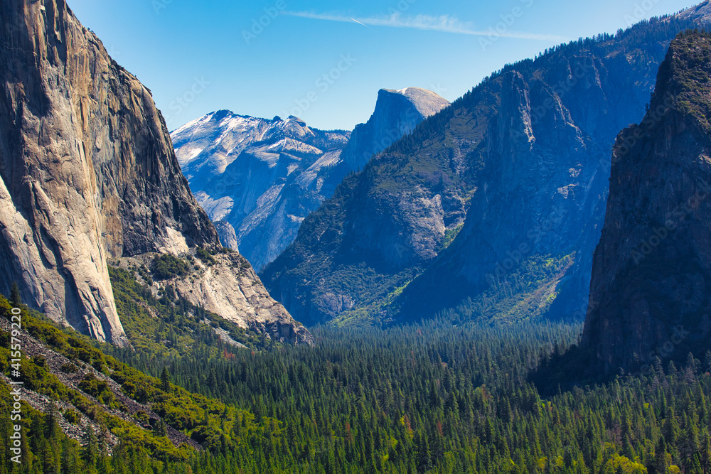 Tunnel View panorama of Yosemite National Park, USA