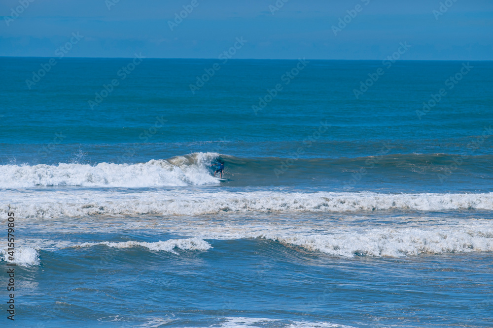 Oceano azul, lindo dia de sol para surfar. Pegando onda.