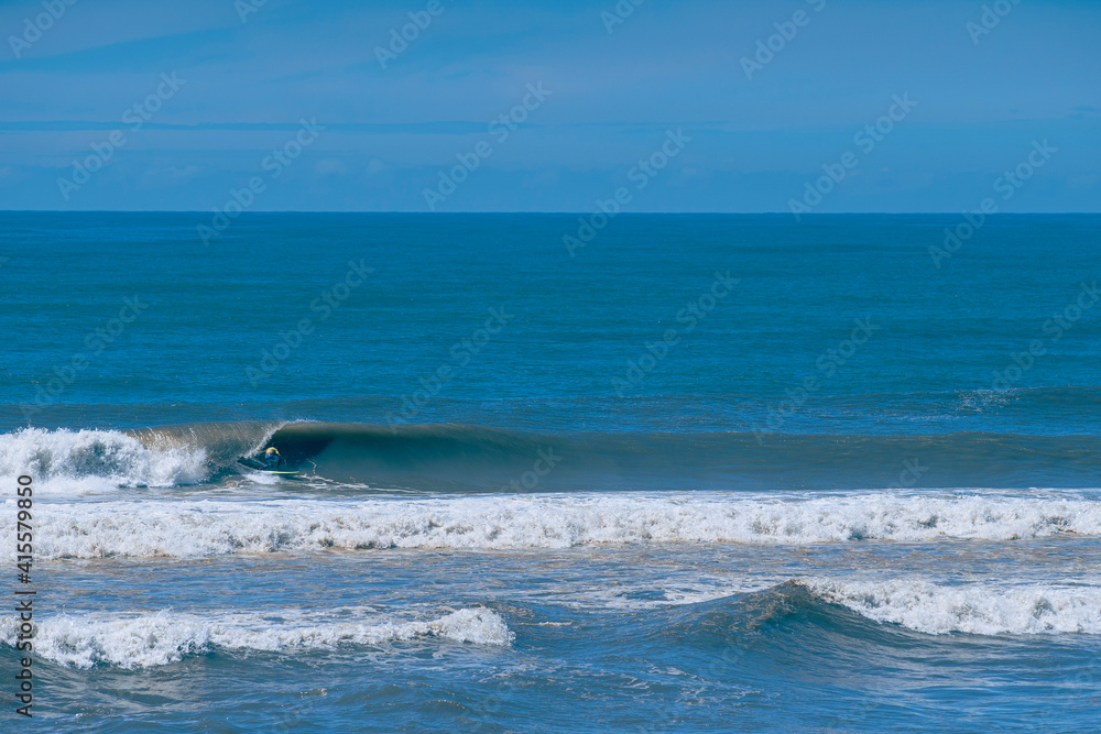 Obraz premium Oceano azul, lindo dia de sol para surfar. Pegando onda.