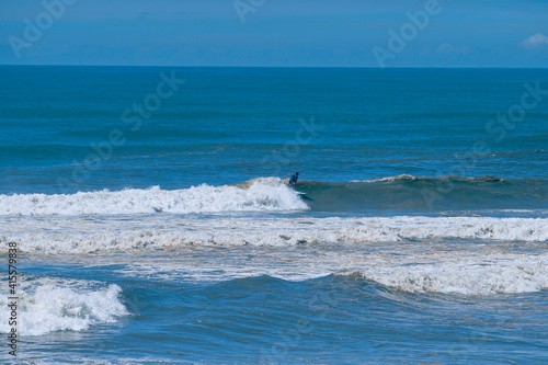 Oceano azul, lindo dia de sol para surfar. Pegando onda.