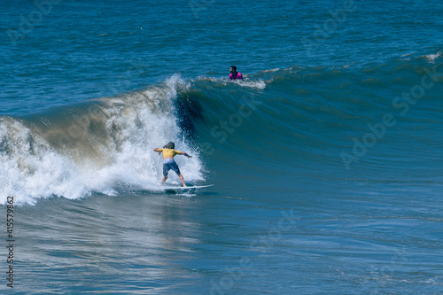 Oceano azul, lindo dia de sol para surfar. Pegando onda.