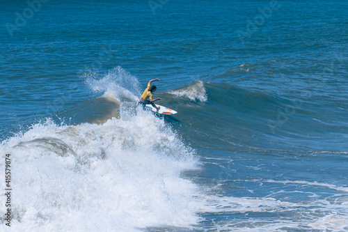 Oceano azul, lindo dia de sol para surfar. Pegando onda.