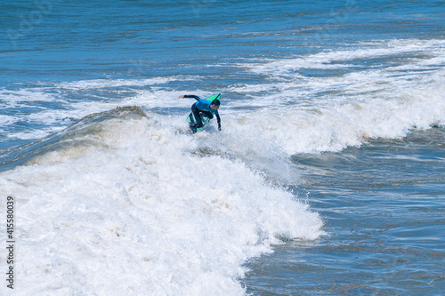 Oceano azul, lindo dia de sol para surfar. Pegando onda.