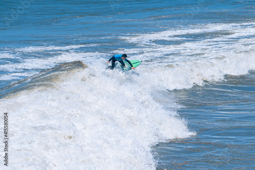 Oceano azul, lindo dia de sol para surfar. Pegando onda.