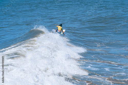 Oceano azul, lindo dia de sol para surfar. Pegando onda.