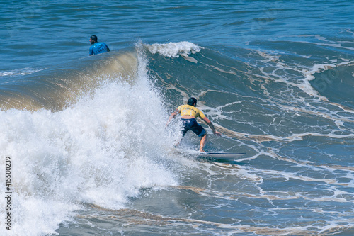 Oceano azul, lindo dia de sol para surfar. Pegando onda.