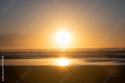Lindo por do sol na praia. Sol laranja no oceano.  © Lucastodes