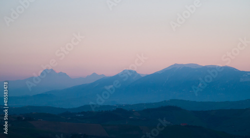 Roseo tramonto sulle azzurre montagne dell’Appennino