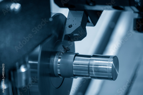 Billede på lærred The  CNC lathe machine cutting the metal shaft parts