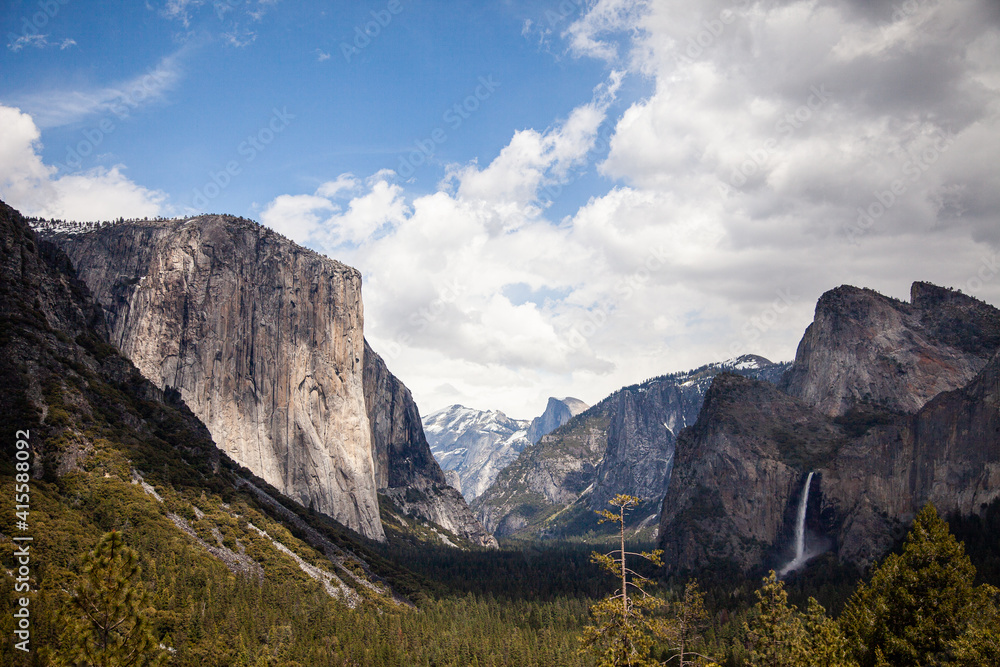 Yosemite scenery in the clear summer sun