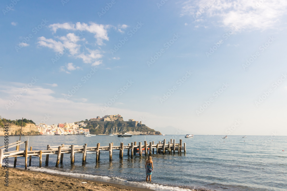 Ponton en bois sur la plage sur l'île de Procida en Italie dans la baie de Naples. Une magnifique destination touristique