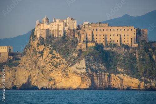 Palazzo d'Avalos , également connu sous le nom d'ancienne prison des Bourbons, qui domine toute l'île de Procida depuis les hauteurs de Terra Murata. photo