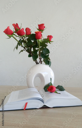 Różę z książką.