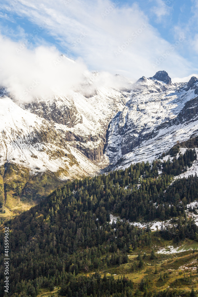 Vue panoramique sur le massif des Pyréennées depuis la station de ski de Guzet à Ustou, en Arriège,