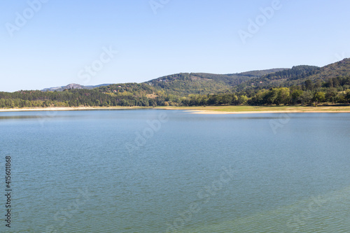 Le lac de Saint-Férréol, dans les départements de la Haute-Garonne, du Tarn et de l'Aude en région Occitanie, alimente le canal du Midi
