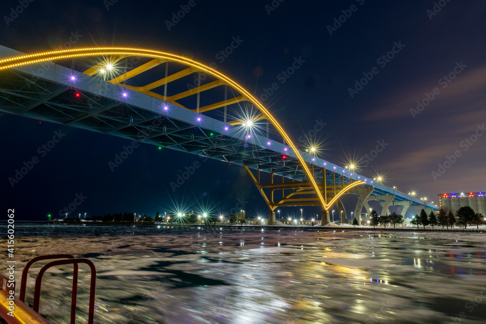 Obraz premium Hoan Bridge in Milwaukee, Wisconsin at Night during Winter