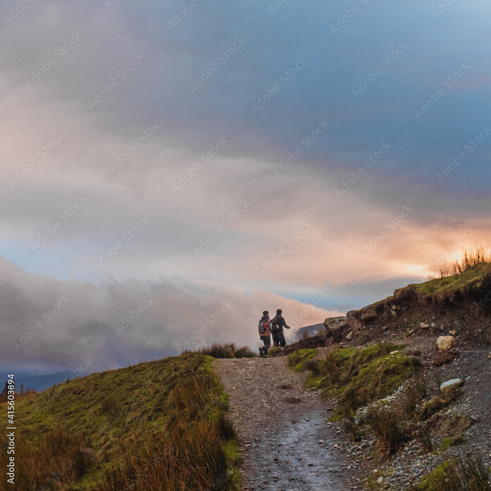 Obraz premium 2 people hiking