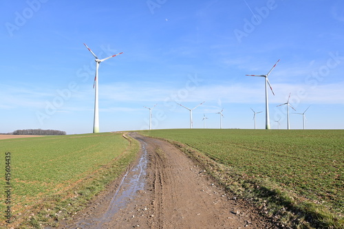 Windräder im Windpark bei Forst in Schweinfurt in Franken